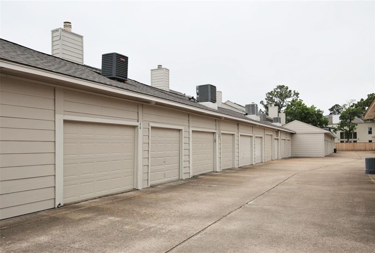 Photo 25 of 28 - 727 Bunker Hill Rd #40, Houston, TX 77024