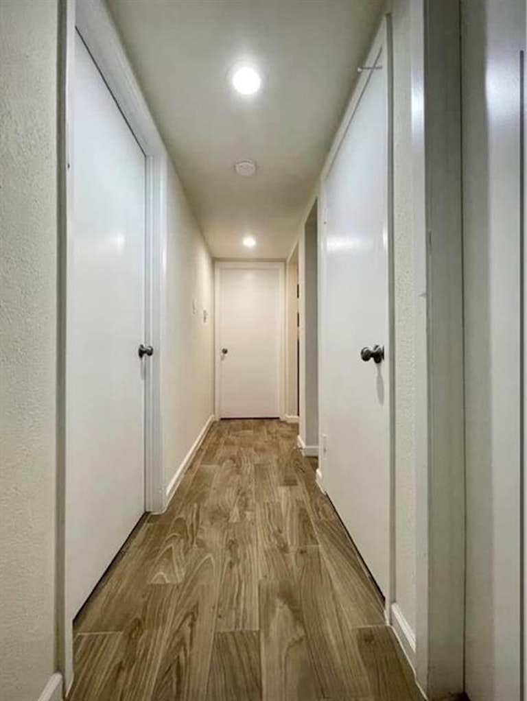 Photo 6 of 11 - 12133 Sharpview Dr, Houston, TX 77072