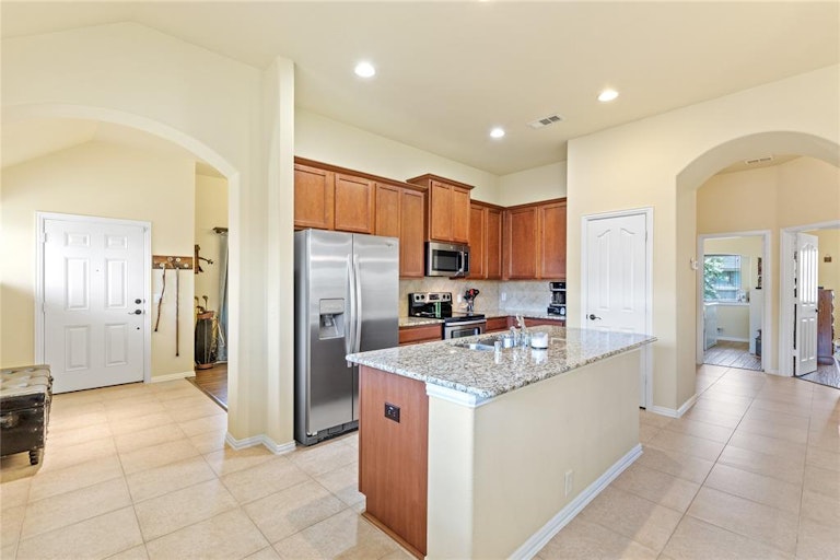 Photo 18 of 37 - 700 Glenview Dr, Mansfield, TX 76063