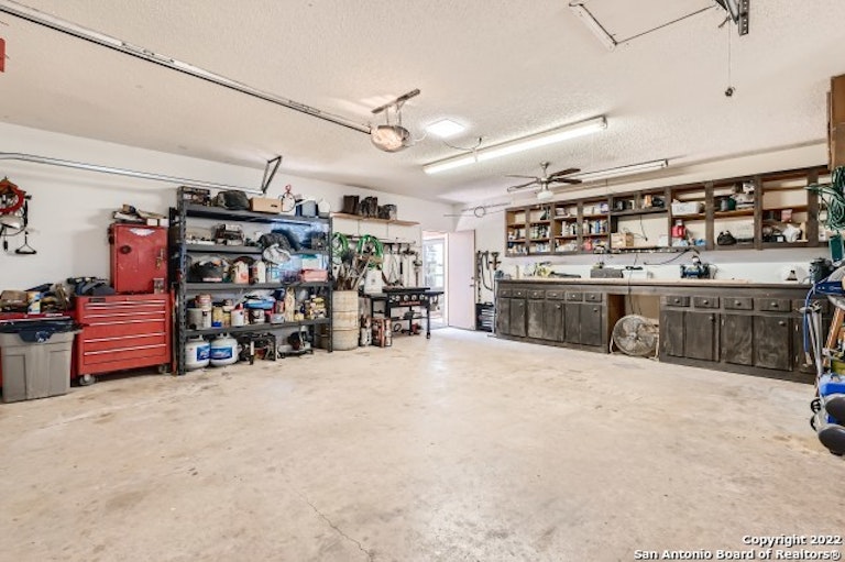 Photo 30 of 38 - 1122 Crescent Hill Dr, San Antonio, TX 78253
