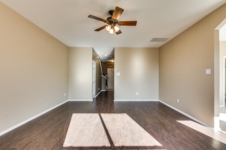 Photo 9 of 31 - 2700 Mountain Lion Dr, Fort Worth, TX 76244