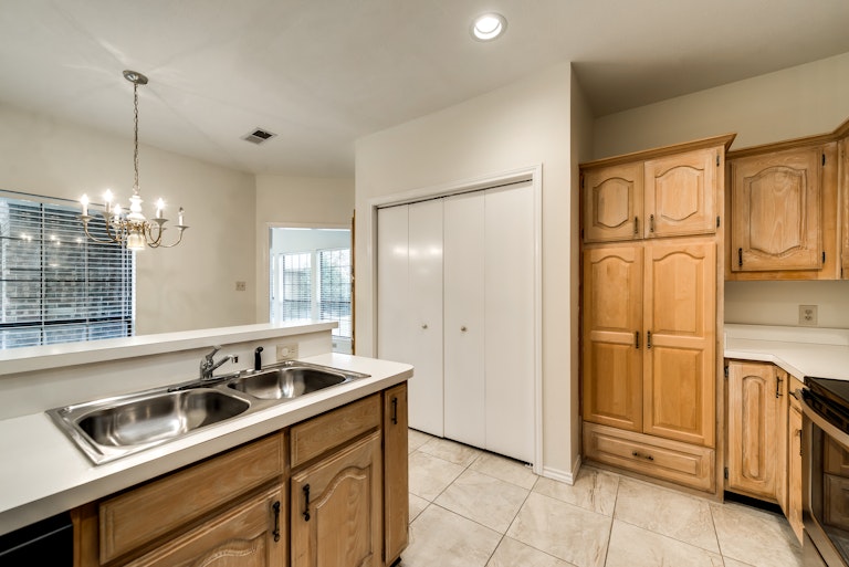 Photo 6 of 29 - 2537 Millcroft Ln, Carrollton, TX 75006