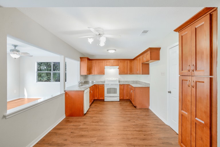 Photo 4 of 25 - 2233 Biscayne Dr W, Irving, TX 75060