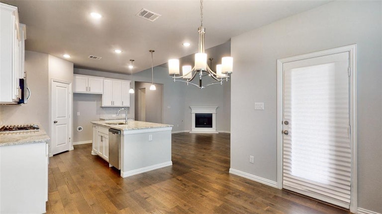 Photo 15 of 35 - 3025 Pioneer Path, Little Elm, TX 75068