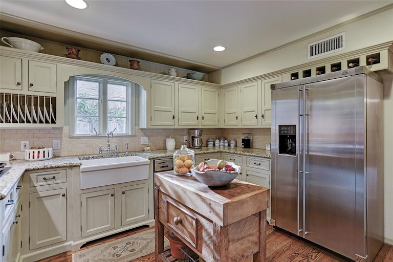 Photo 29 of 47 - 6131 Briar Rose Dr, Houston, TX 77057