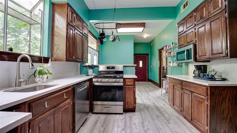 Photo 12 of 40 - 613 E Marvin Ave, Waxahachie, TX 75165