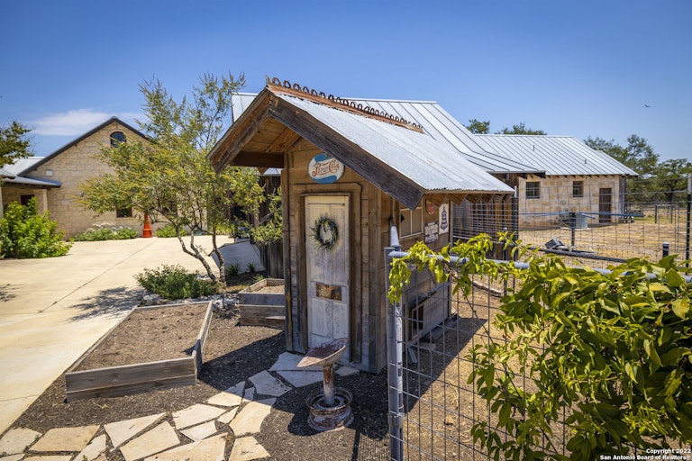 Photo 11 of 42 - 4544 Natures Way, New Braunfels, TX 78132