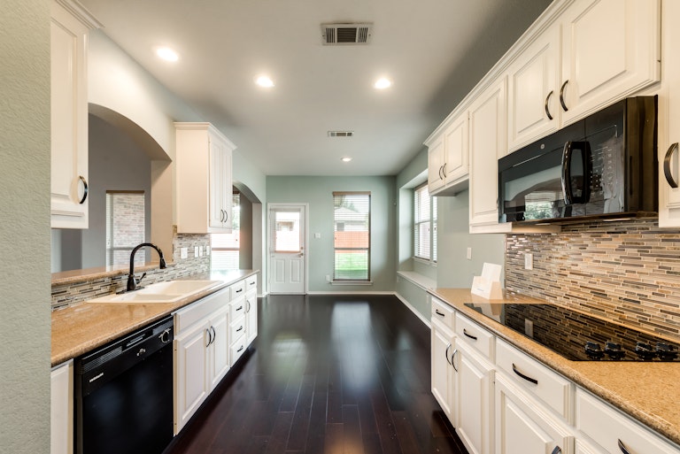 Photo 11 of 34 - 10413 Vintage Dr, Fort Worth, TX 76244