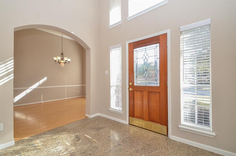 Photo 3 of 34 - 14810 Winterfair Dr, Houston, TX 77082