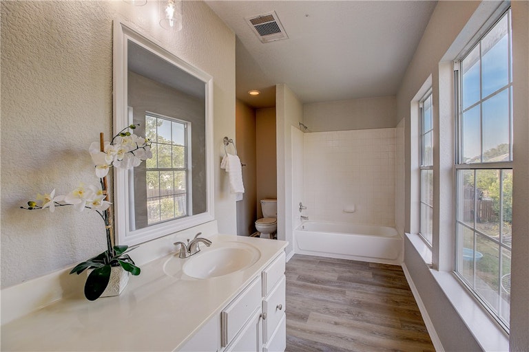 Photo 16 of 30 - 531 Whispering Hollow Dr, Kyle, TX 78640