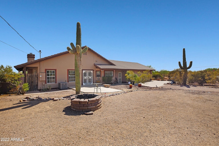 Photo 2 of 39 - 85 E Kaniksu St, Apache Junction, AZ 85119