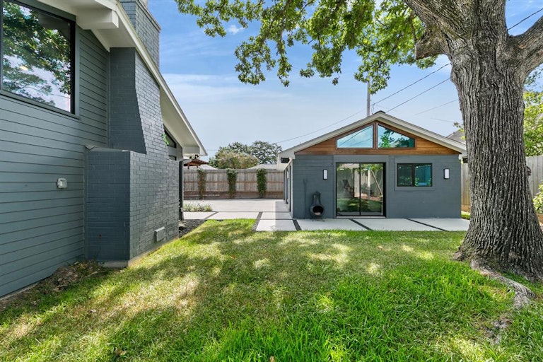 Photo 23 of 26 - 1807 Gardenia Dr, Houston, TX 77018