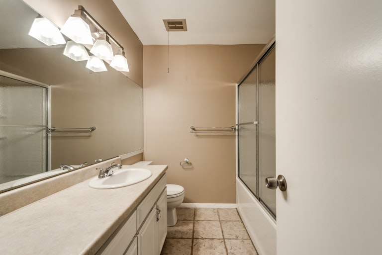 Photo 23 of 32 - 13740 Flagstone Ln, Dallas, TX 75240