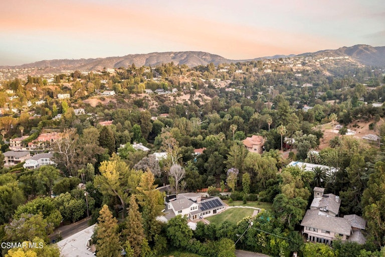 Photo 12 of 60 - 4641 Caritina Dr, Tarzana, CA 91356