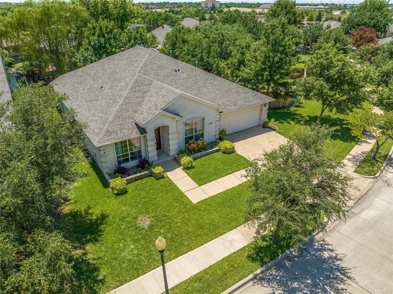 Photo 3 of 40 - 6841 Beverly Glen Dr, Fort Worth, TX 76132