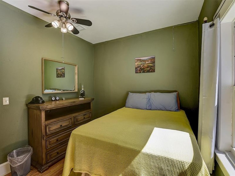 Photo 25 of 42 - 2010 Burlington Ave N, Saint Petersburg, FL 33713