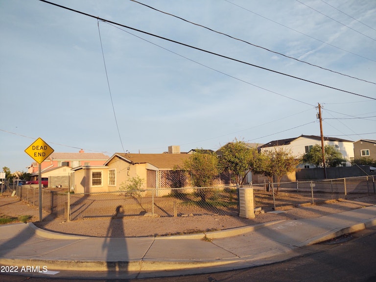 Photo 2 of 20 - 3811 S 9th St, Phoenix, AZ 85040