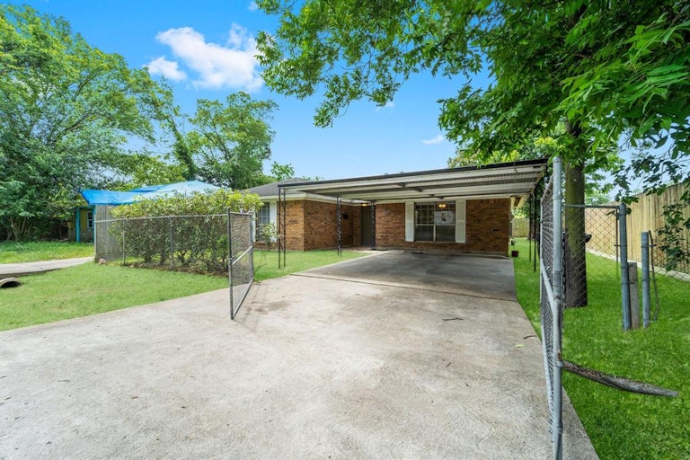 Photo 1 of 25 - 302 E 40th 1/2 St, Houston, TX 77018