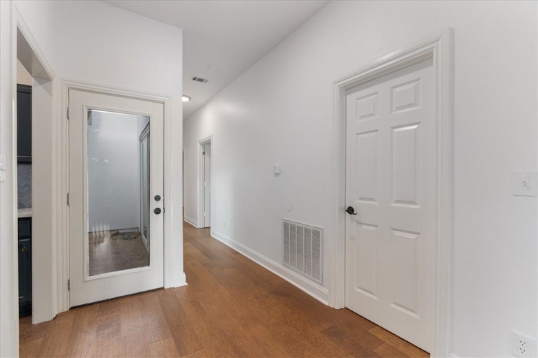 Photo 9 of 34 - 411 Seawind, Lakeway, TX 78734