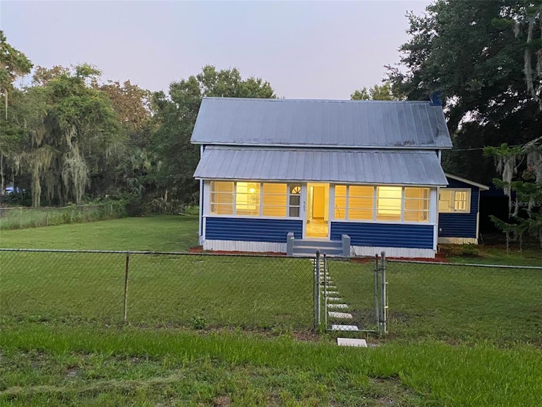 Photo 2 of 20 - 565 Pine St E, Mulberry, FL 33860