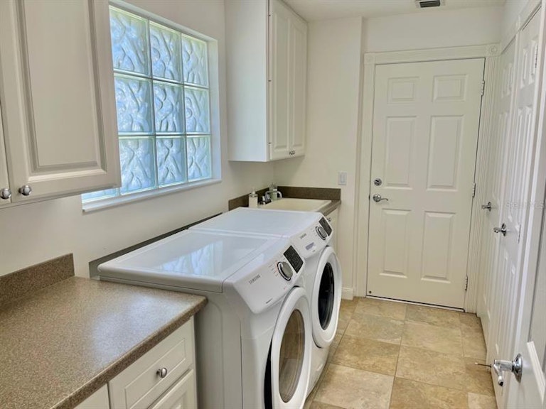 Photo 16 of 33 - 5979 Benevento Dr, Sarasota, FL 34238