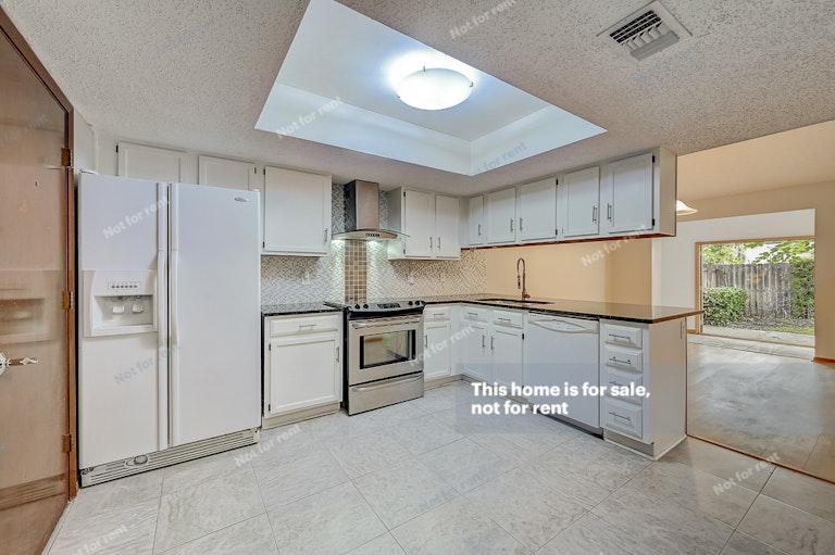 Photo 4 of 35 - 9943 Fawn Ridge Dr, Jacksonville, FL 32256