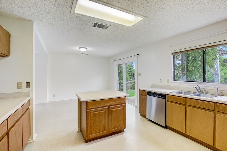 Photo 24 of 38 - 3213 Elizabeth Anne Ln, Round Rock, TX 78664