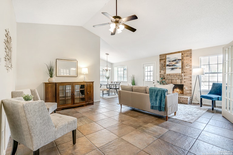 Photo 5 of 35 - 7418 Windbridge, San Antonio, TX 78250