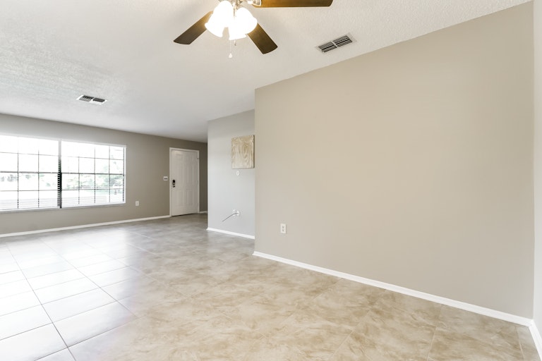 Photo 9 of 27 - 1195 Glowood Ave, Spring Hill, FL 34609