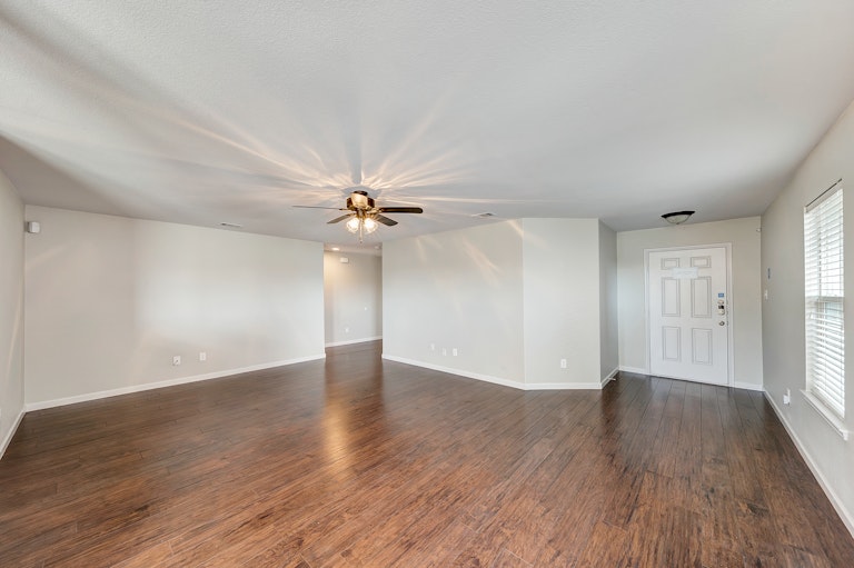 Photo 9 of 24 - 1374 Emily Ct, Burleson, TX 76028
