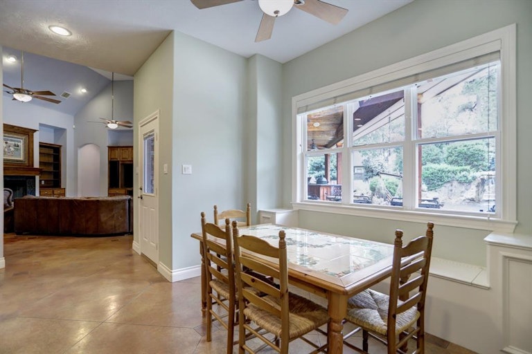 Photo 11 of 34 - 7811 Bent Green Ln, Spring, TX 77389