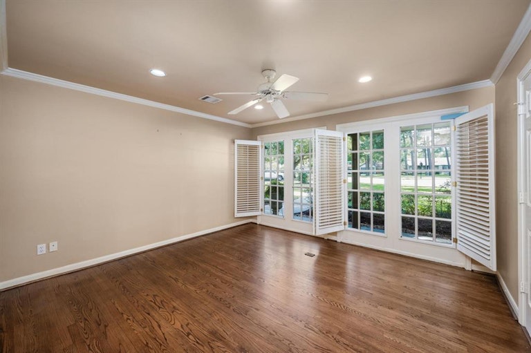 Photo 30 of 50 - 38 Sandalwood Dr, Houston, TX 77024