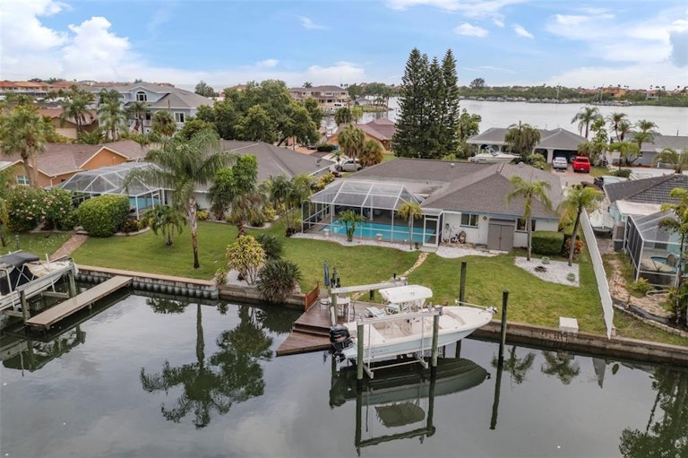 Photo 3 of 72 - 6337 Cocoa Ln, Apollo Beach, FL 33572