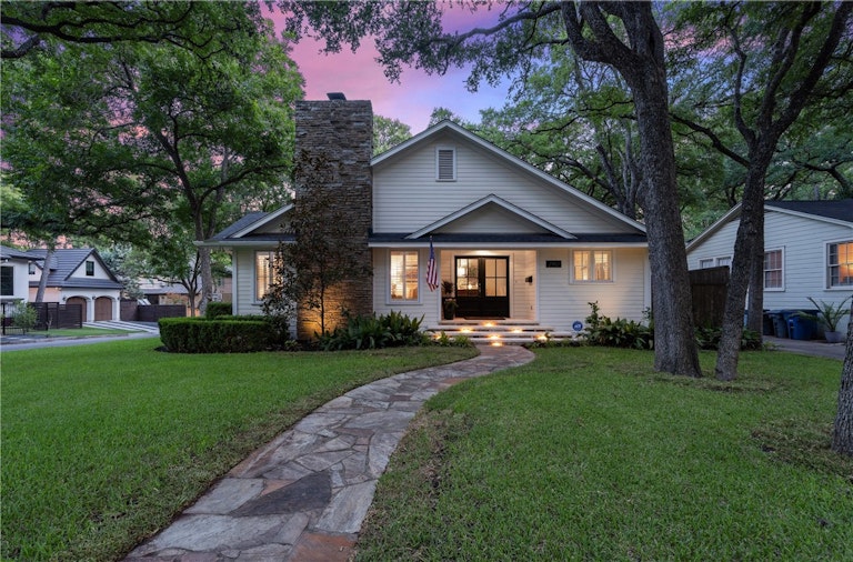 Photo 2 of 39 - 2901 Clearview Dr, Austin, TX 78703