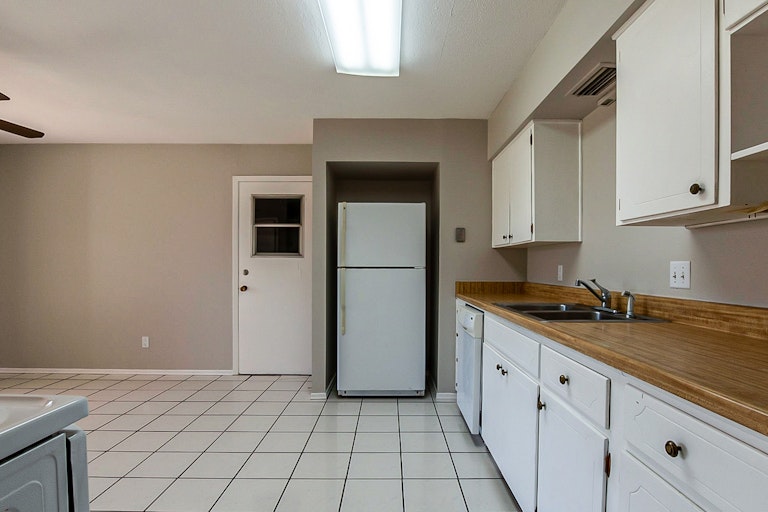 Photo 8 of 21 - 2717 Cantrell St, Irving, TX 75062