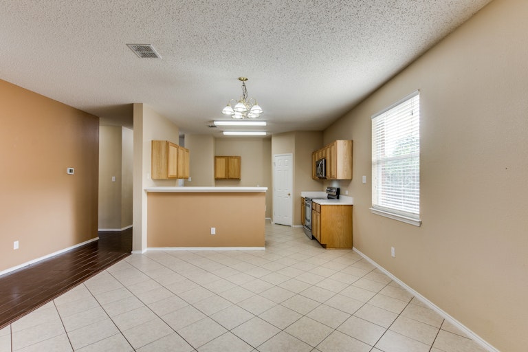 Photo 16 of 31 - 7900 Seven Oaks Ln, Denton, TX 76210