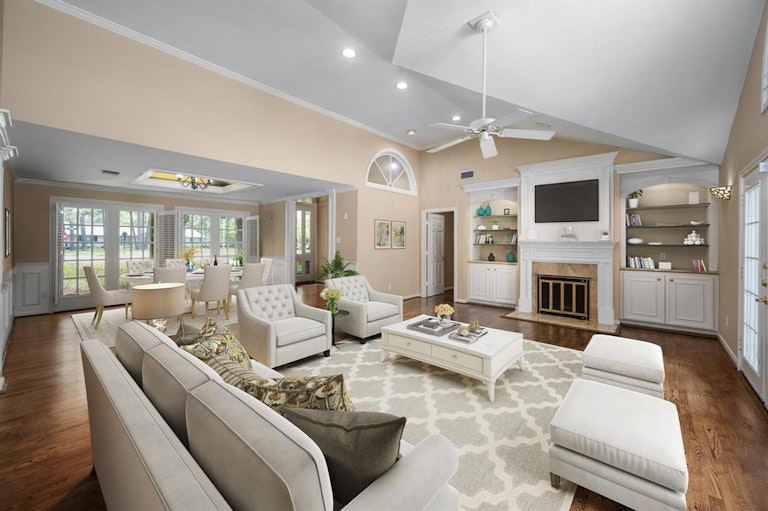 Photo 12 of 50 - 38 Sandalwood Dr, Houston, TX 77024