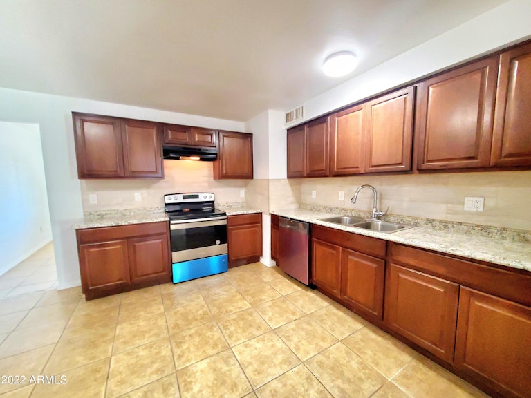 Photo 11 of 42 - 11122 W Connecticut Ave, Youngtown, AZ 85363