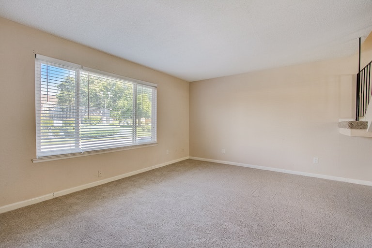 Photo 16 of 39 - 7572 Burgoyne Ln, Sacramento, CA 95823