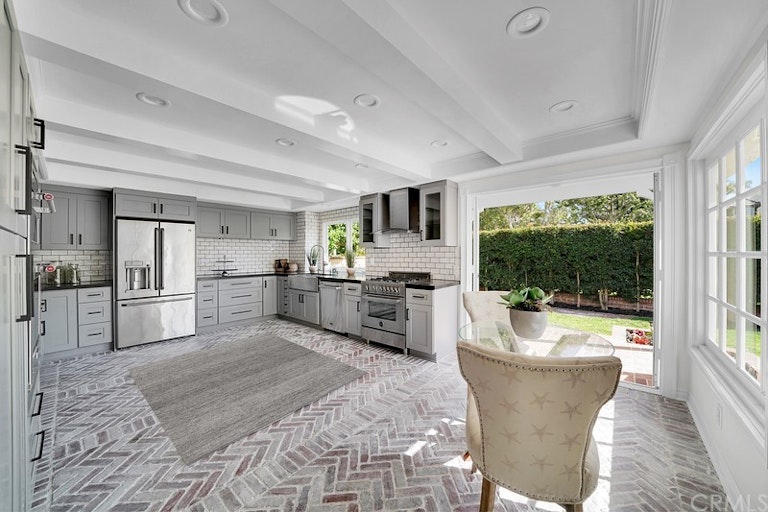 Photo 18 of 47 - 19365 Woodlands Dr, Huntington Beach, CA 92648