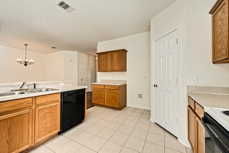 Photo 7 of 27 - 8332 Orleans Ln, Fort Worth, TX 76123