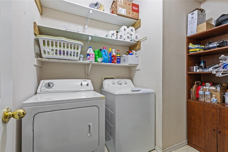 Photo 16 of 32 - 1105 Indian Trail Ct, Roanoke, TX 76262