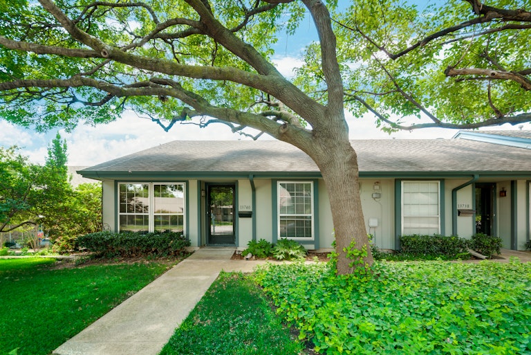 Photo 1 of 32 - 13740 Flagstone Ln, Dallas, TX 75240