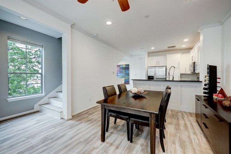 Photo 9 of 20 - 3001 Murworth Dr #501, Houston, TX 77025