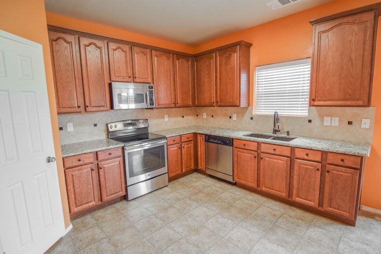 Photo 16 of 37 - 1701 Grassy View Dr, Fort Worth, TX 76131