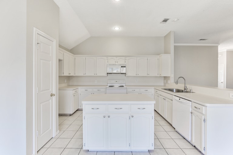 Photo 8 of 25 - 7428 Amber Dr, Watauga, TX 76148