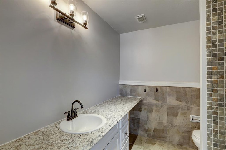 Photo 31 of 42 - 12643 Rip Van Winkle Dr, Houston, TX 77024
