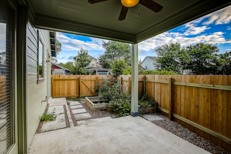 Photo 12 of 36 - 2620 Lightfoot Trl, Austin, TX 78745