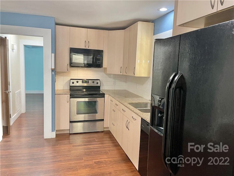 Photo 3 of 37 - 14108 Mill House Dr, Matthews, NC 28105