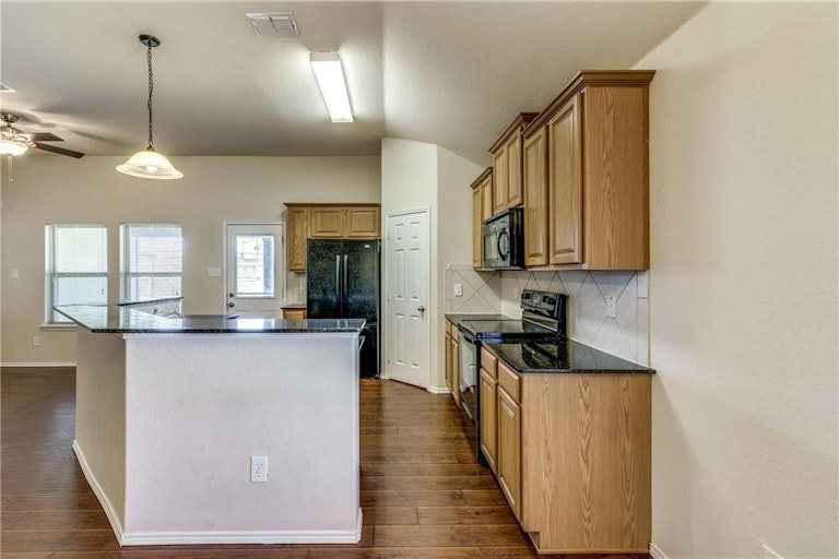 Photo 11 of 33 - 10045 Pronghorn Ln, Fort Worth, TX 76108